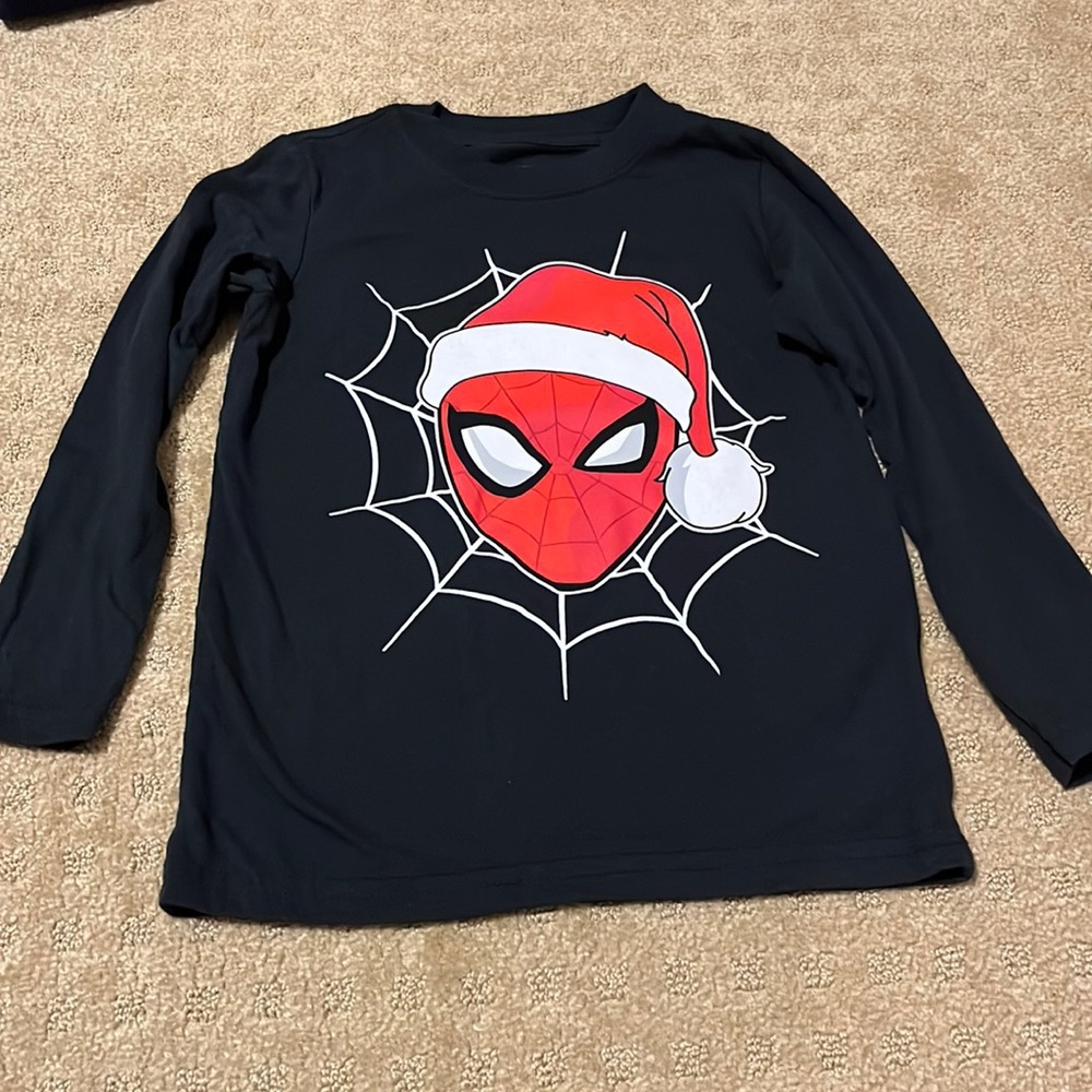 Like new boys size 5 Spider-Man long sleeve t-shirt